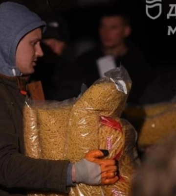 Одяг, продукти, аптечки, окопні пальники: Дніпро вчергове передав допомогу