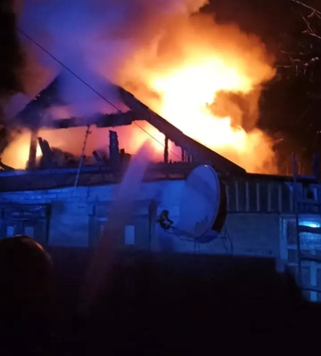 На Дніпропетровщині пожежа майже повністю знищила житловий будинок