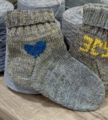 Жителі Одеської області в’яжуть шкарпетки для військових