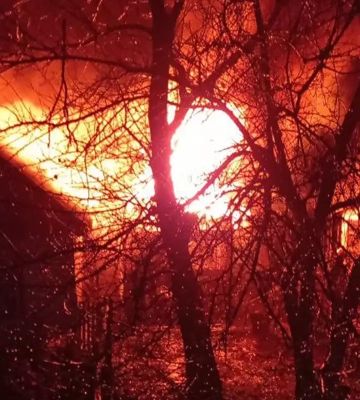 На Дніпропетровщині пожежа на літній кухні мало не знищила житловий будинок