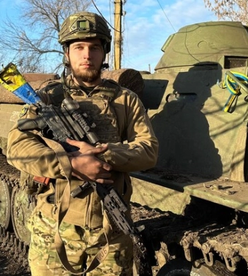 Відбивав атаку ворога: важко поранений офіцер з Дніпропетровщини 8 годин командував боєм