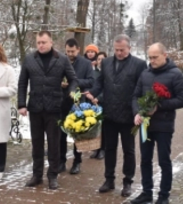З нагоди Дня Гідності та Свободи у Дубні поклали квіти до пам&#039;ятного знаку Героям Небесної Сотні