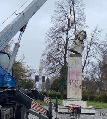 На Полтавщині почали прибирати пам&#039;ятники Пушкіну