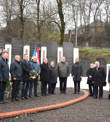 У Сваляві представники закарпатських угорських громадських організацій вшанували пам’ять жертв «маленьких робіт» (ФОТО)