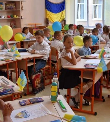 Отключение света вносит коррективы: в Киеве меняют время обучения в школах