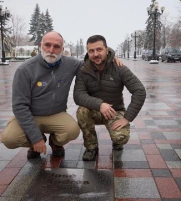 На Алеї сміливості в Києві встановили табличку засновнику World Central Kitchen