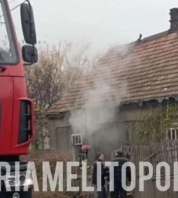 Стали известны подробности пожара в частном доме в Мелитополе (видео)