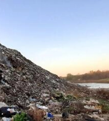 На Полтавщині третій день гасять пожежу на сміттєзвалищі