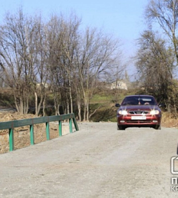 Змита після прильоту по дамбі переправа у Широківській громаді відновлена