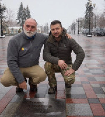 На Алеї сміливості встановили табличку благодійнику Хосе Андресу