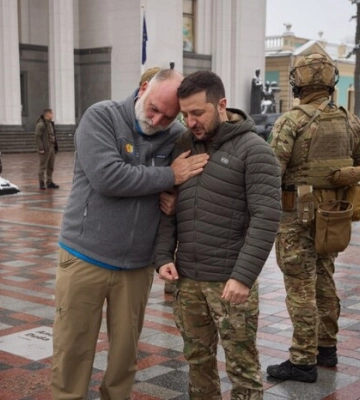 На Алеї сміливості в Києві встановили табличку засновнику World Central Kitchen
