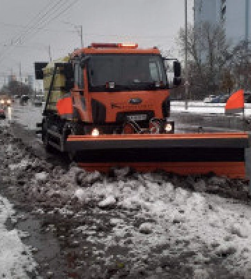 У столиці продовжується активна протиожеледна обробка доріг: працює 234 одиниці техніки комунальників