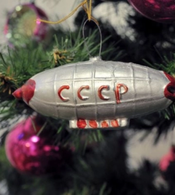В сети показали, чем оккупанты в Мелитополе предлагают ёлку наряжать