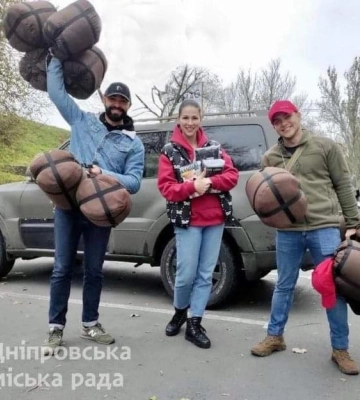 Одяг, взуття, спальники, продукти, корми для тварин: допомога від волонтерів Дніпра