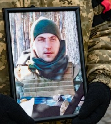 В Ужгороді поховали загиблого Героя: у нього залишилося дві донечки