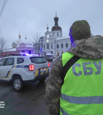 СБУ и Нацполиция проводят проверку в Киево-Печерской Лавре. Фото
