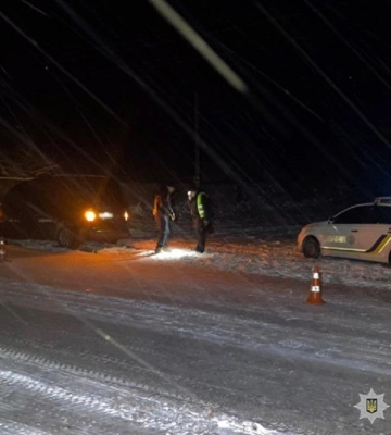 На Хмельниччині водій Volkswagen наїхав на 19-річного юнака, який лежав на дорозі