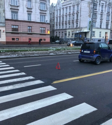 У Львові водій легковика збив на переході 15-річну дівчину