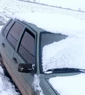 На Рівненщині чоловік викликав поліцію, щоб знайти загублене у полі авто