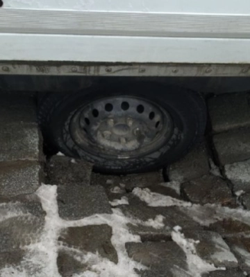 У Чернівцях на вулиці Бандери автівка застрягла в проваллі