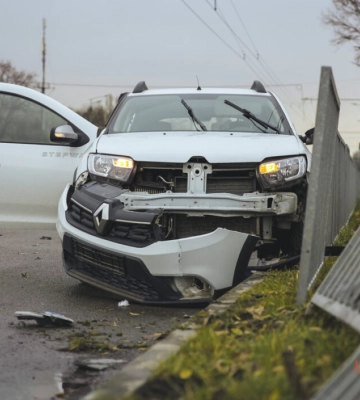 У Дніпрі водій Lexus на великій швидкості влетів в Renault: момент ДТП потрапив на відео