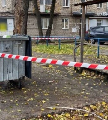 Мешканець Запоріжжя помітив у сміттєвому баку предмет, схожий на вибухівку: на місці працює поліція
