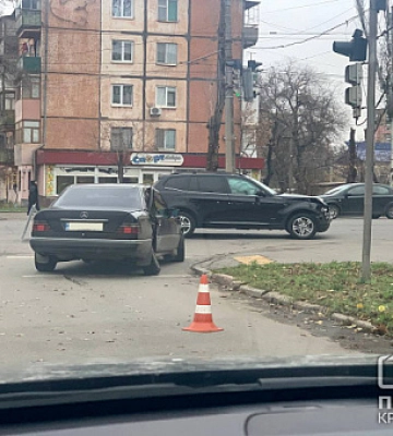 В Кривом Роге столкнулись два автомобиля