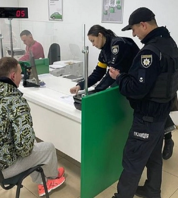 Мешканець Львівщини прийшов в сервісний центр міняти куплене посвідчення водія