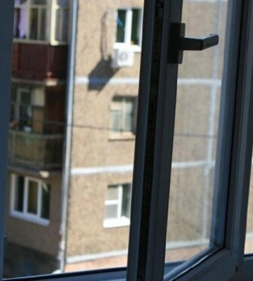 У Львові жінка випала з вікна багатоповерхівки