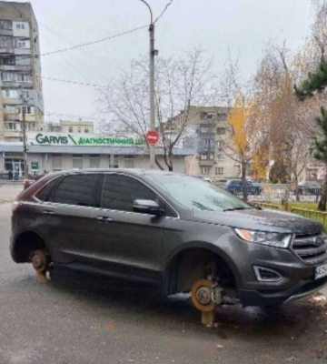 Будьте осторожны: в Днепре средь бела дня воруют колеса с машин (Фото)