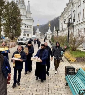 Белоцерковская епархия УПЦ передала 18 тонн гумпомощи воинам ВСУ и в Святогорскую лавру