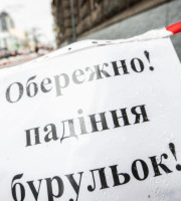 Киян попереджають про утворення бурульок на дахах і закликають бути обачними