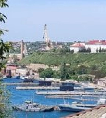 В Севастополе звучат взрывы и стрельба: оккупанты говорят об &quot;атаке беспилотников&quot; – видео