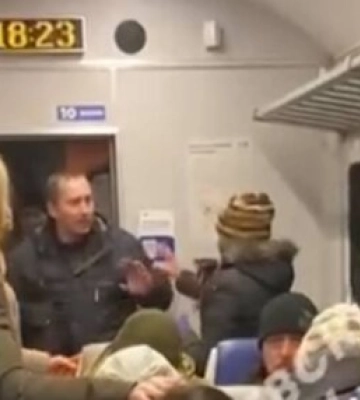 Фанатка путина в киевской электричке призвала ВСУ сложить оружие: что с ней сделали прямо на месте