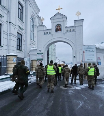 Обшуки у Києво-Печерській лаврі та вибухи в Криму. П&#039;ять важливих новин 22 листопада