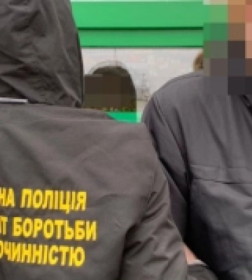 Забирав посилку з пошти: у Луцьку зловили 19-річного наркозакладчика
