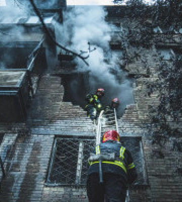 Внаслідок ворожого ракетного удару в Києві загинула літня жінка