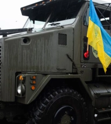 Найбільший у світі тягач Oshkosh прибув в Україну 