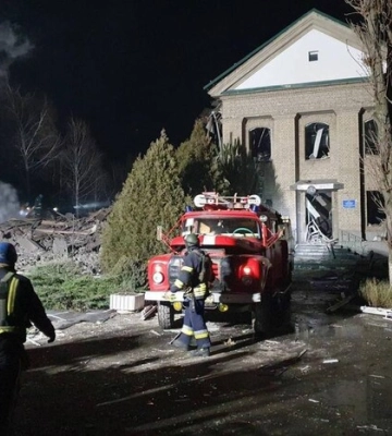 Обстріл Запоріжжя. Рятувальники дістали з-під завалів двох людей