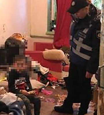 В Киеве 5-летнего ребенка бросили в &quot;адской&quot; квартире без еды