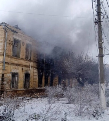 Рашисти обстріляли житловий будинок та поліклініку у Куп’янську: фото наслідків