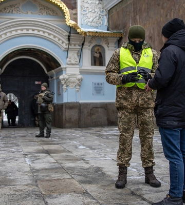 Во время обысков в Лавре нашли граждан РФ и миллионы наличных