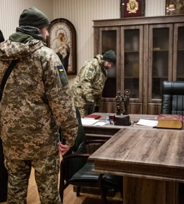 Під час обшуків у Києво-Печерській Лаврі знайшли мільони гривень та громадян РФ