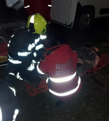 Бійці ДСНС вранці рятували криворожанку, яка впала в яму