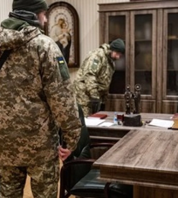 Мільйони гривень, рублі та проросійська література: СБУ нагрянула з обшуками у приміщення УПЦ МП, фото