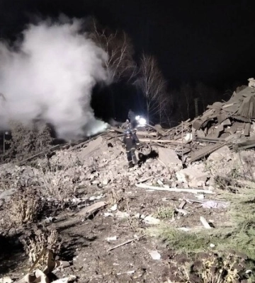 Дитина загинула, матір витягли з-під завалів. Кадри рятувальної операції у Вільнянську
