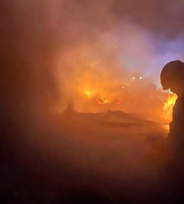 Пожар в Днепровском районе: сгорел большой дом 