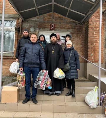 В Полтаве священники УПЦ передали гумпомощь в детское отделение психиатрической больницы