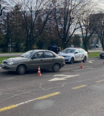 У Львові 22-річний водій електросамоката потрапив до лікарні після зіткнення з «Daewoo Sens»