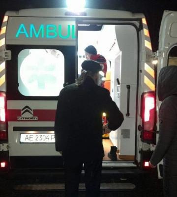 Криворізькі рятувальники витягли з ями бабусю